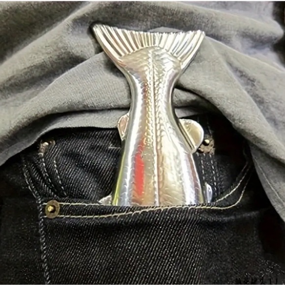 Bass Shaped Stainless Steel 5 oz Fish Whiskey Hip Flask NWT - Picture 3 of 6